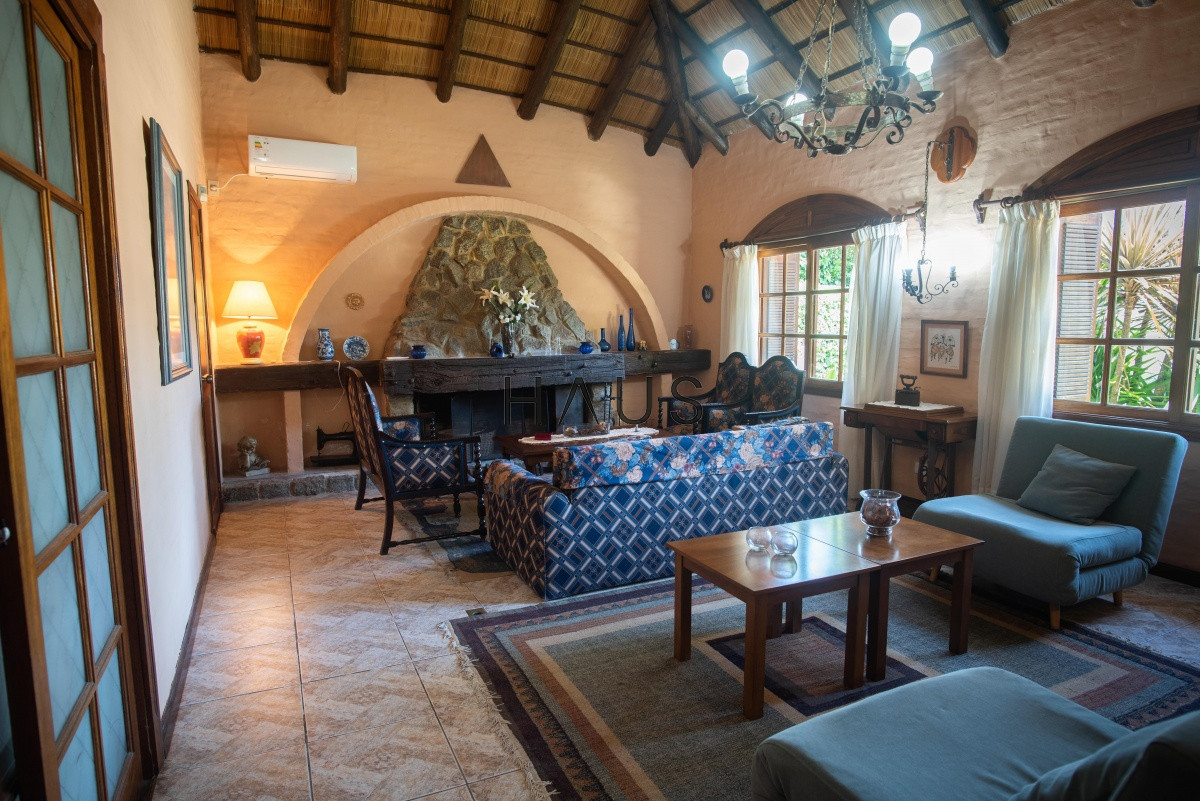 Casa ID.1000 - Muy amplia casa con piscina, parrillero y apartamento anexo.