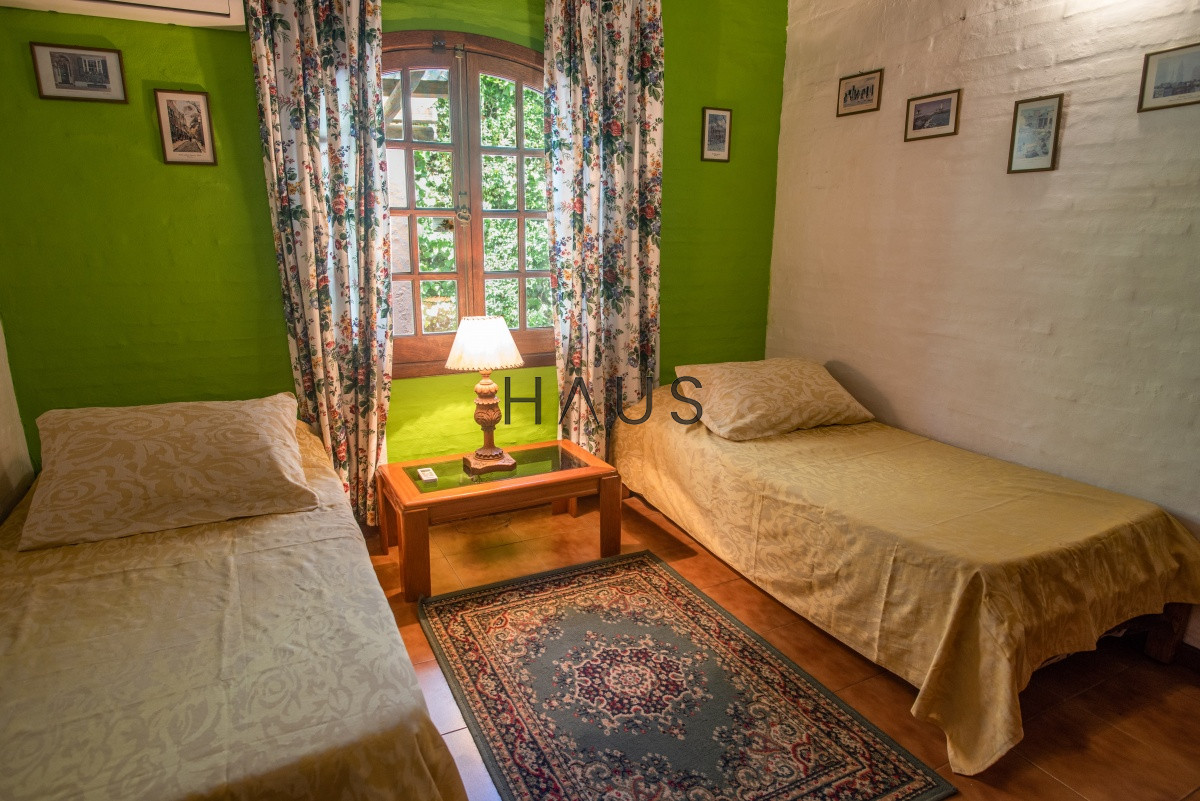 Casa ID.1000 - Muy amplia casa con piscina, parrillero y apartamento anexo.