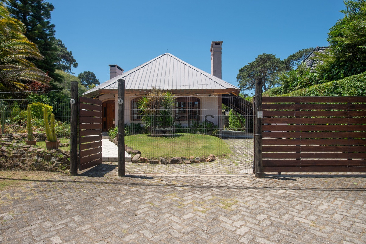 Casa ID.1000 - Muy amplia casa con piscina, parrillero y apartamento anexo.