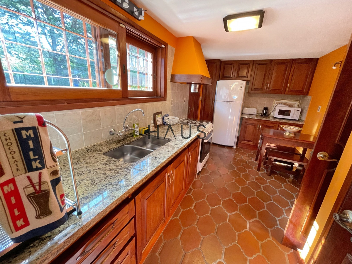 Casa ID.756 - Amplia casa con piscina y parrillero, 3 dormitorios y dependencia, predio cerrado, mucama