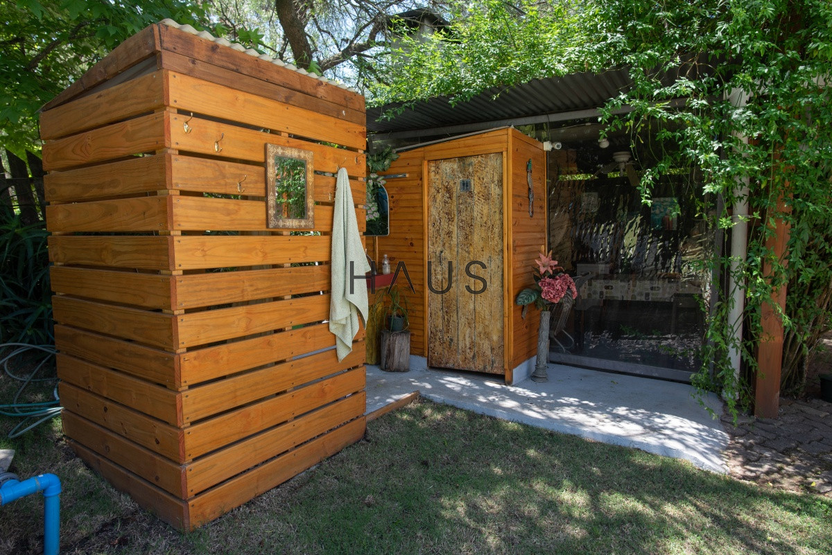 Casa ID.1000 - Muy amplia casa con piscina, parrillero y apartamento anexo.