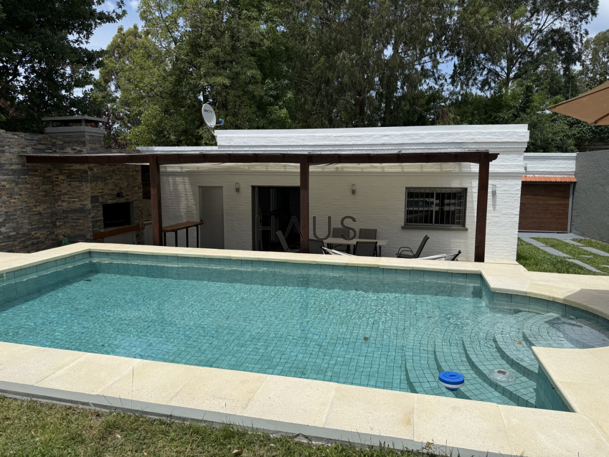 Casa ID.916 - Hermosa casa en alquiler con piscina, Pinares