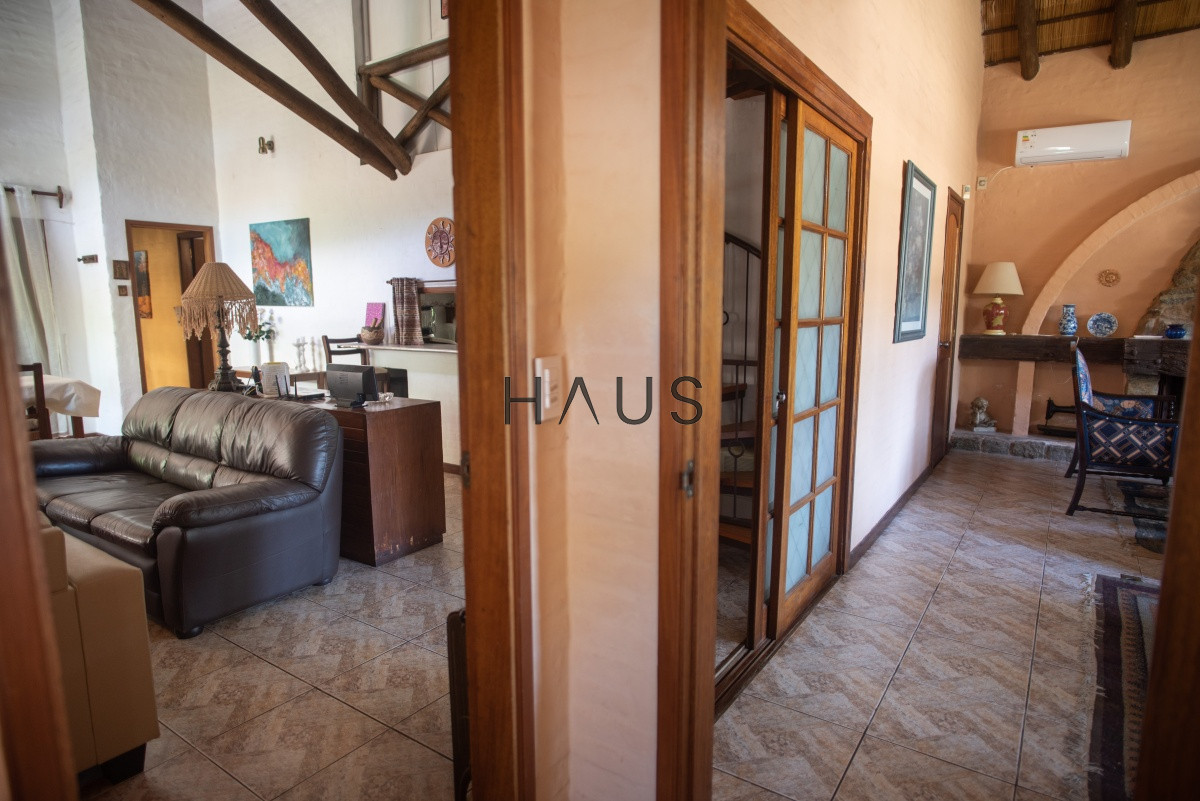 Casa ID.1000 - Muy amplia casa con piscina, parrillero y apartamento anexo.