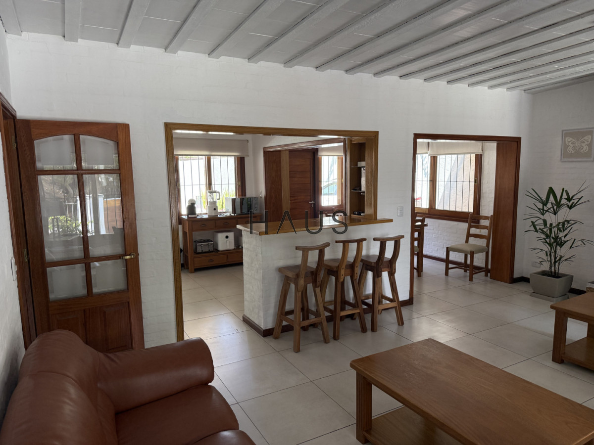 Casa ID.916 - Hermosa casa en alquiler con piscina, Pinares