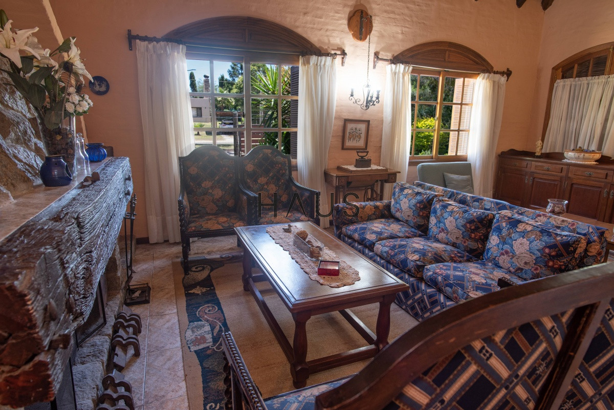 Casa ID.1000 - Muy amplia casa con piscina, parrillero y apartamento anexo.