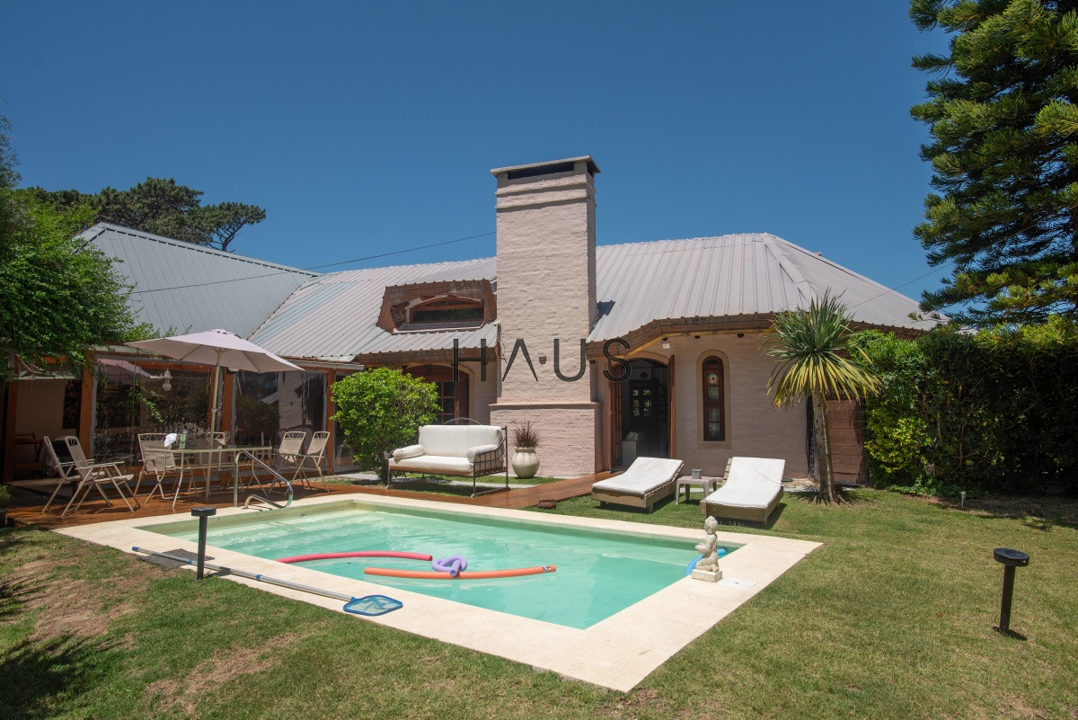 Casa ID.1000 - Muy amplia casa con piscina, parrillero y apartamento anexo.