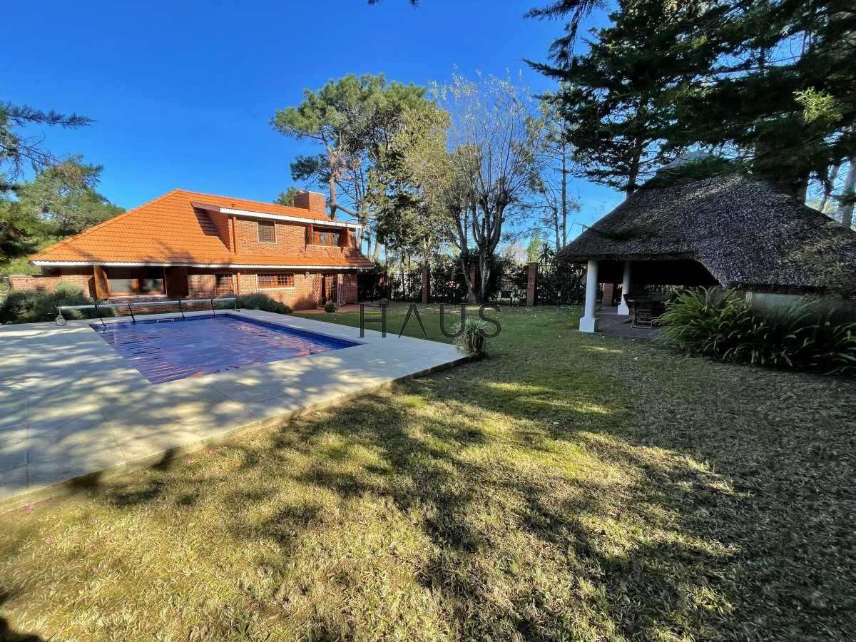Casa ID.756 - Amplia casa con piscina y parrillero, 3 dormitorios y dependencia, predio cerrado, mucama