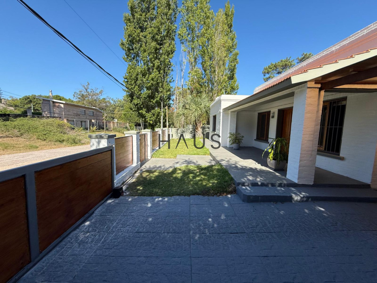 Casa ID.916 - Hermosa casa en alquiler con piscina, Pinares