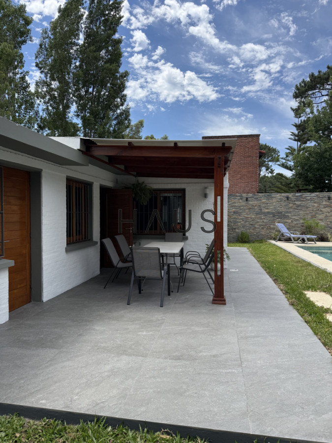 Casa ID.916 - Hermosa casa en alquiler con piscina, Pinares