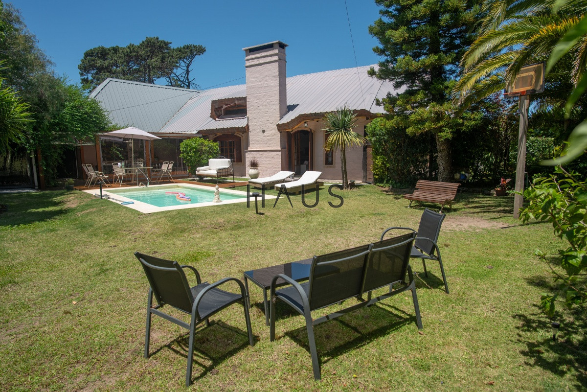 Casa ID.1000 - Muy amplia casa con piscina, parrillero y apartamento anexo.