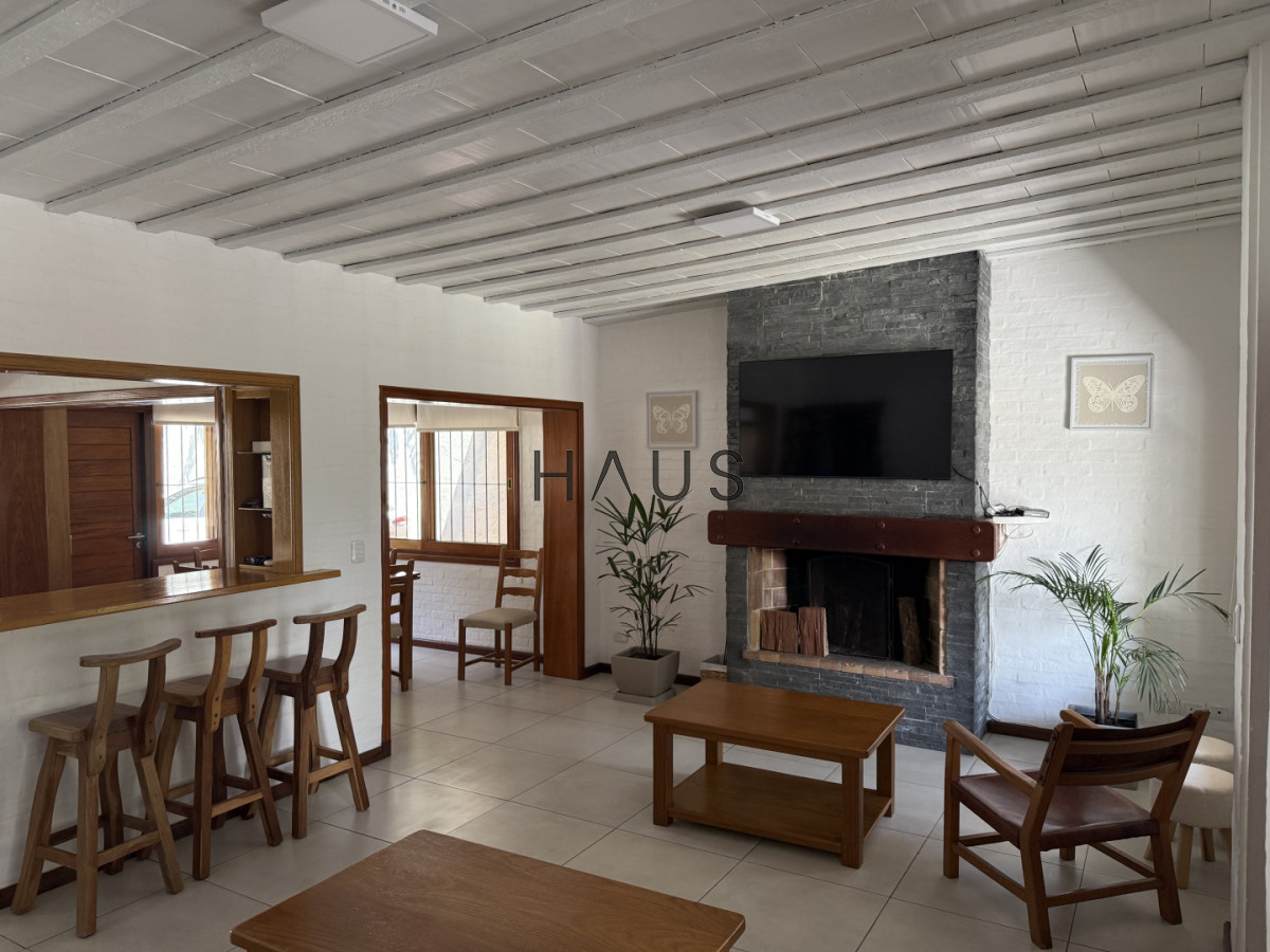 Casa ID.916 - Hermosa casa en alquiler con piscina, Pinares