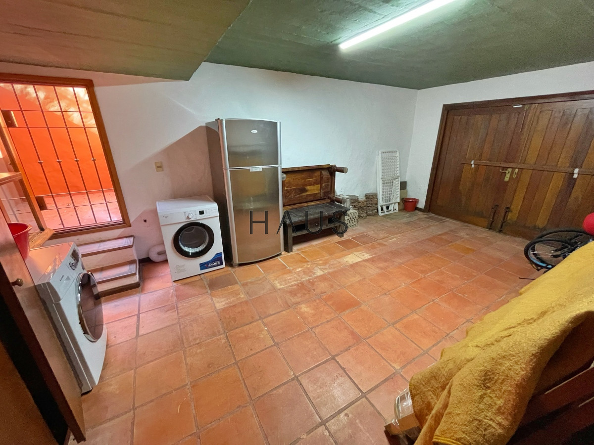Casa ID.756 - Amplia casa con piscina y parrillero, 3 dormitorios y dependencia, predio cerrado, mucama