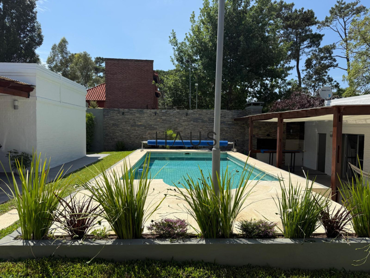 Casa ID.916 - Hermosa casa en alquiler con piscina, Pinares
