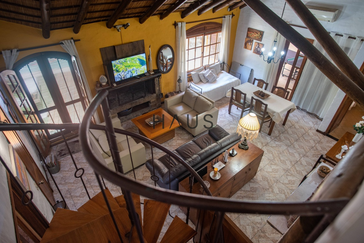 Casa ID.1000 - Muy amplia casa con piscina, parrillero y apartamento anexo.