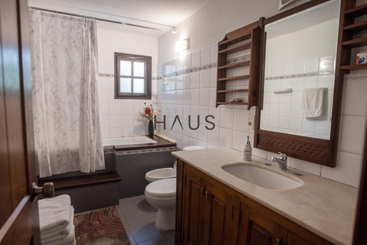 Casa ID.1000 - Muy amplia casa con piscina, parrillero y apartamento anexo.