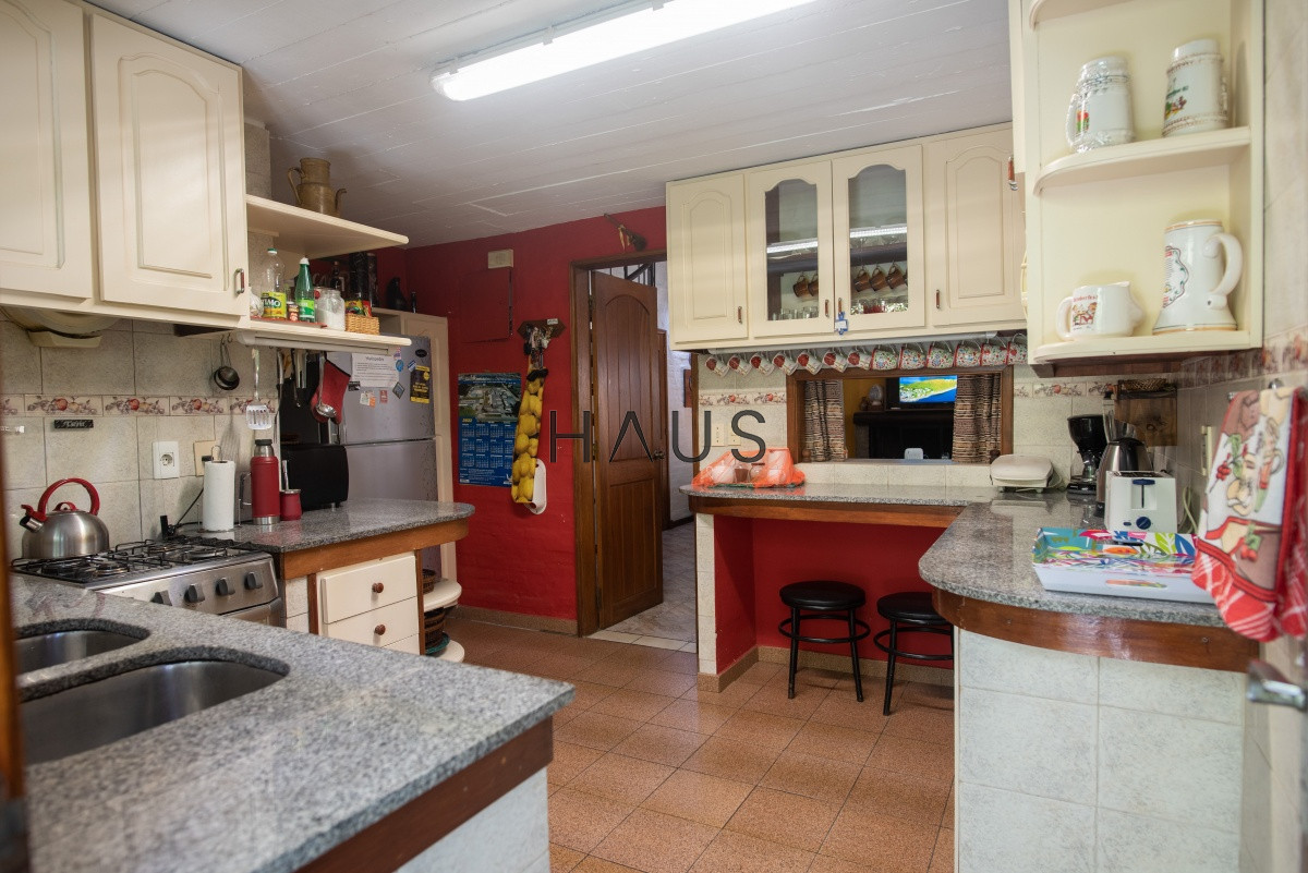 Casa ID.1000 - Muy amplia casa con piscina, parrillero y apartamento anexo.