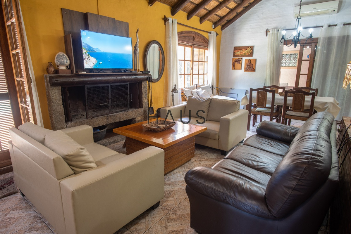 Casa ID.1000 - Muy amplia casa con piscina, parrillero y apartamento anexo.