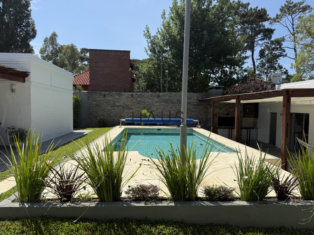 Casa ID.916 - Hermosa casa en alquiler con piscina, Pinares