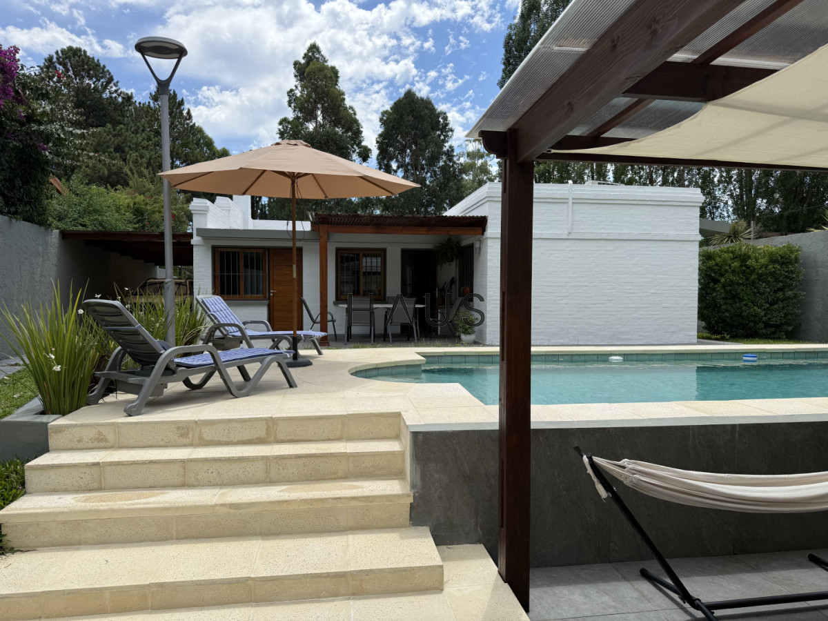 Casa ID.916 - Hermosa casa en alquiler con piscina, Pinares