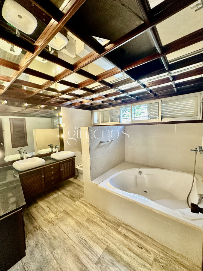 Casa ID.354 - Alquiler de Casa 4 Dormitorios en zona Cantegril - Punta del Este 