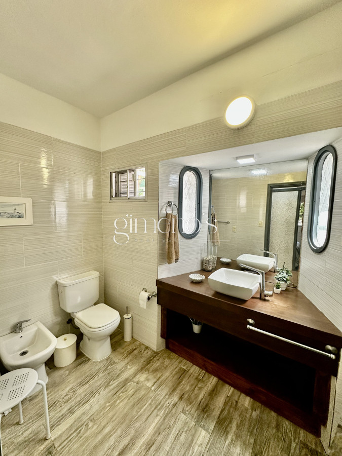 Casa ID.354 - Alquiler de Casa 4 Dormitorios en zona Cantegril - Punta del Este 