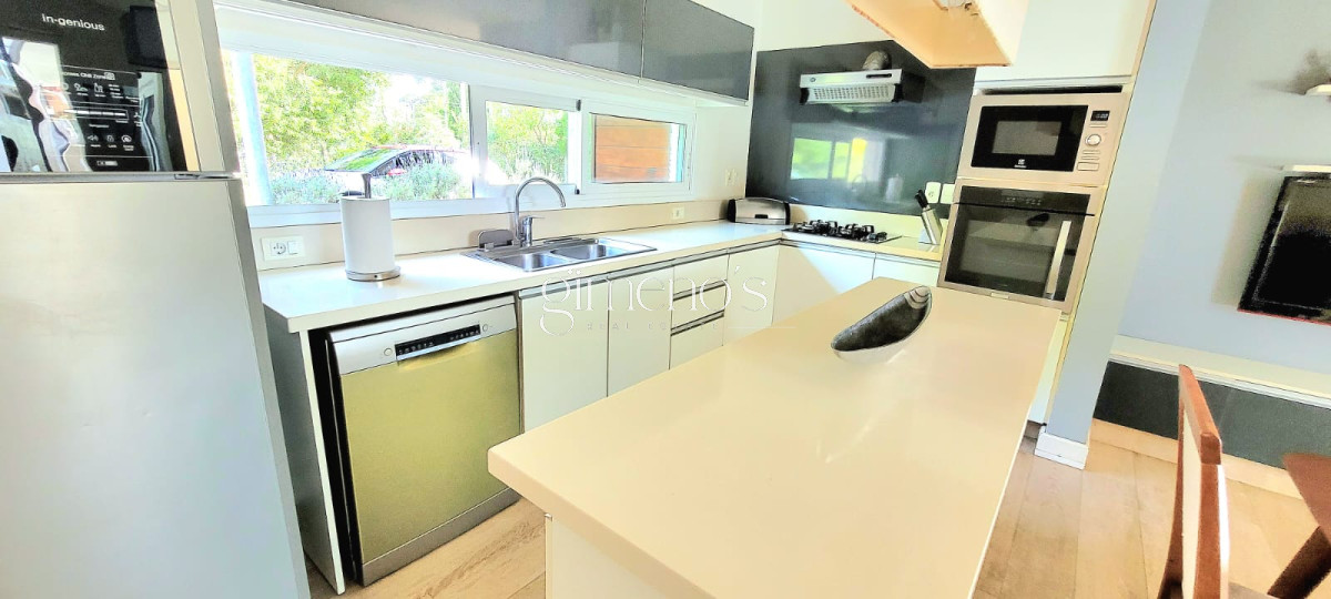 Casa ID.332 - Venta de Casa 4 Dormitorios, Punta del Este - 