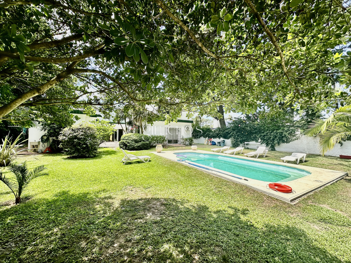 Casa ID.354 - Alquiler de Casa 4 Dormitorios en zona Cantegril - Punta del Este 