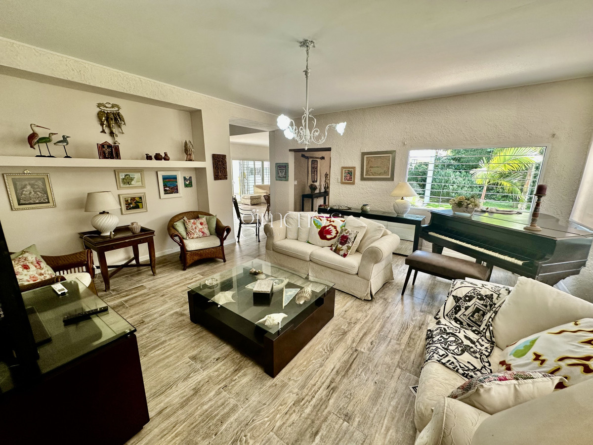 Casa ID.354 - Alquiler de Casa 4 Dormitorios en zona Cantegril - Punta del Este 