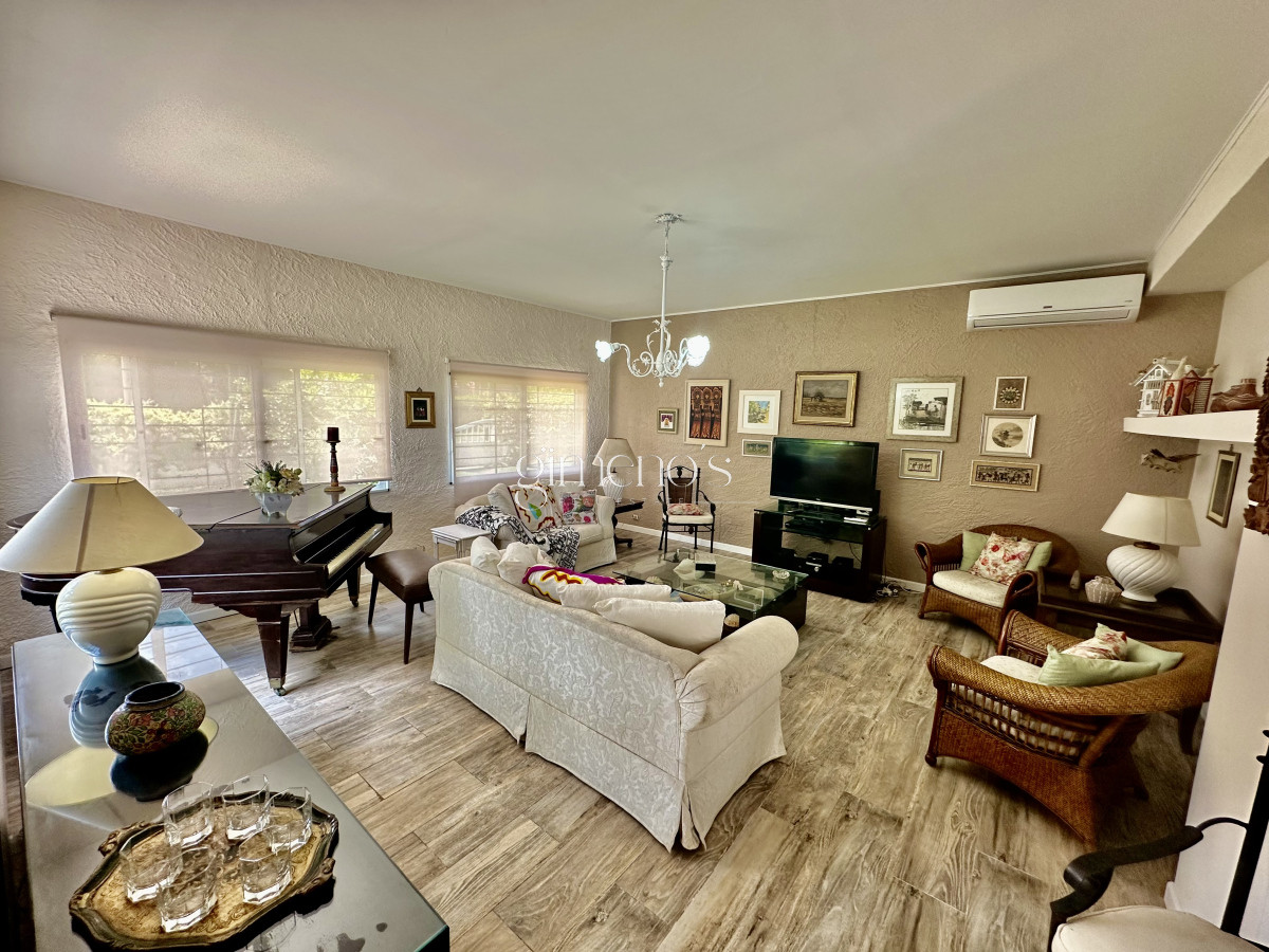 Casa ID.354 - Alquiler de Casa 4 Dormitorios en zona Cantegril - Punta del Este 