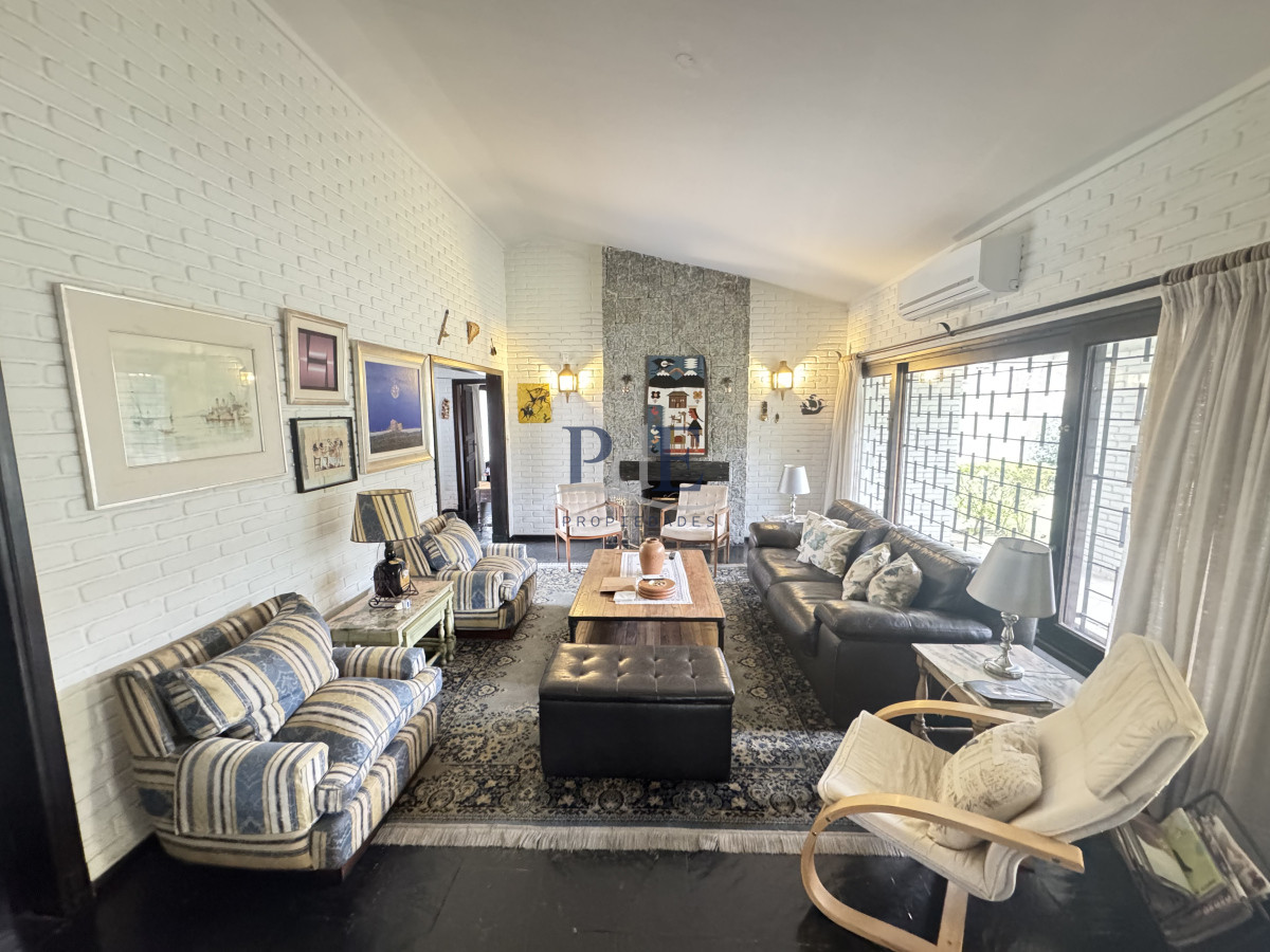 Chalet tradicional de 3 dorm en excelente ubicación, ideal para vivir todo el año. - Imagen 2