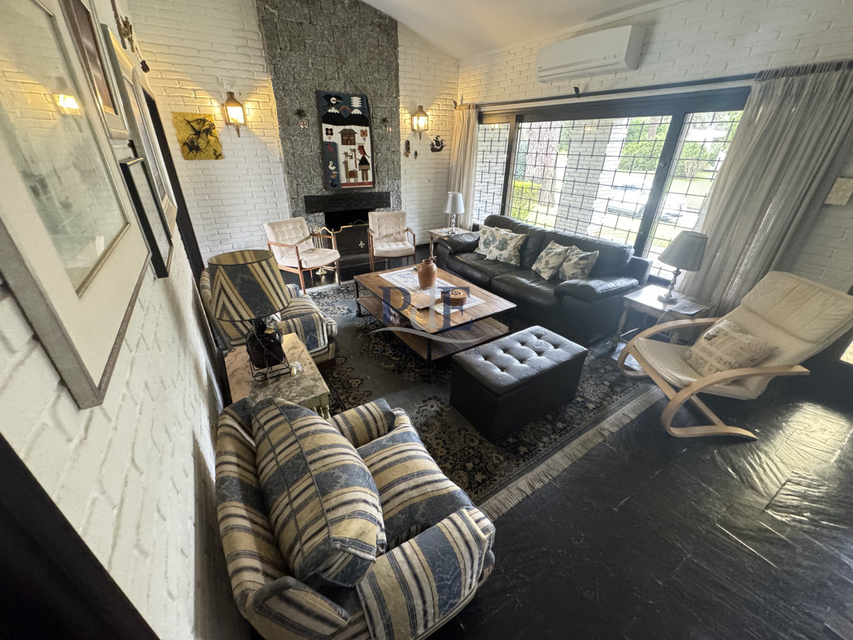 Chalet tradicional de 3 dorm en excelente ubicación, ideal para vivir todo el año. - Imagen 1