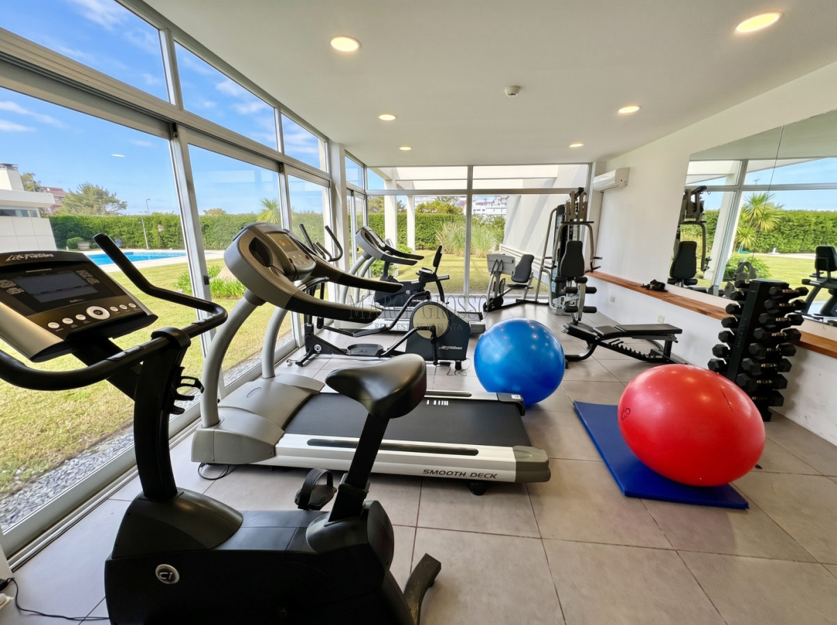 Apartamento ID.331 - Apartamento en venta en primera línea de la Playa Mansa, Punta del Este — 130 m² con vista al mar