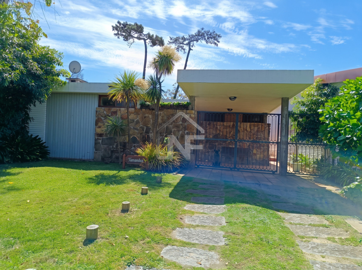 Casa ID.228 - Casa de 3 dormitorios + dependencia a 200 metros del mar en playa Mansa