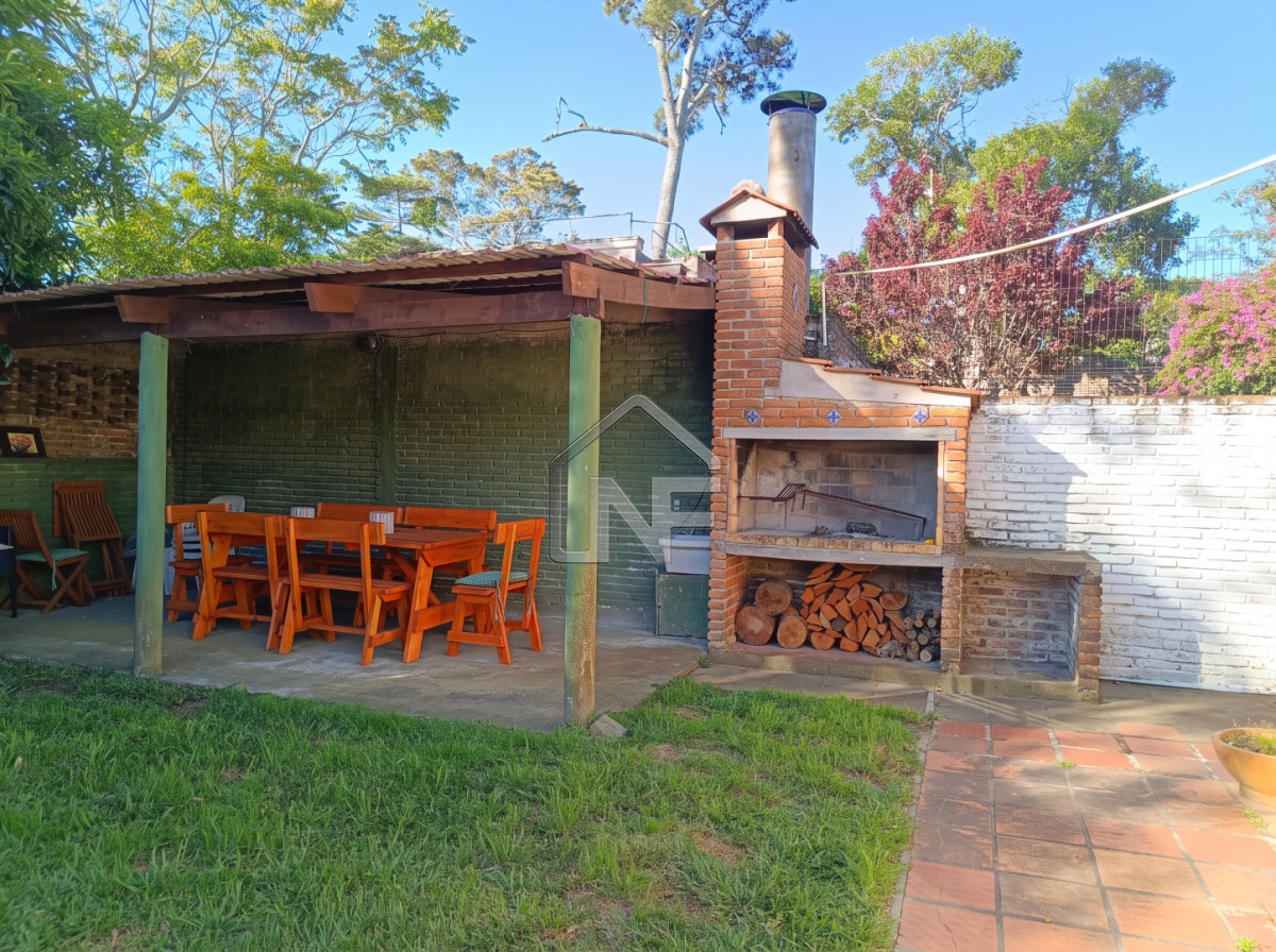 Casa ID.228 - Casa de 3 dormitorios + dependencia a 200 metros del mar en playa Mansa