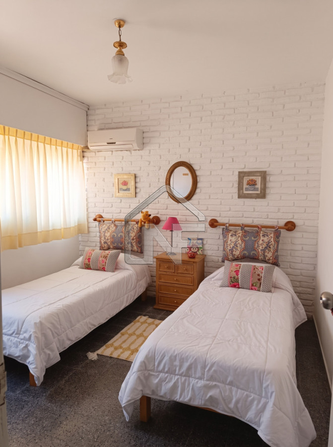 Casa ID.228 - Casa de 3 dormitorios + dependencia a 200 metros del mar en playa Mansa