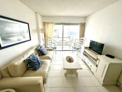 Oportunidad, apartamento de 2 dormitorios y medio en Playa Brava