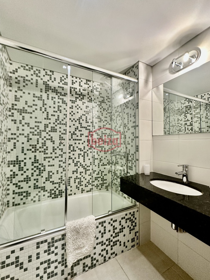 Apartamento ID.166399/Alquiler-de-apartamento-de-3-dormitorios-y-dependencia-en-Punta-del-Este - Excelente ubicacion , a 2 cuadras mar