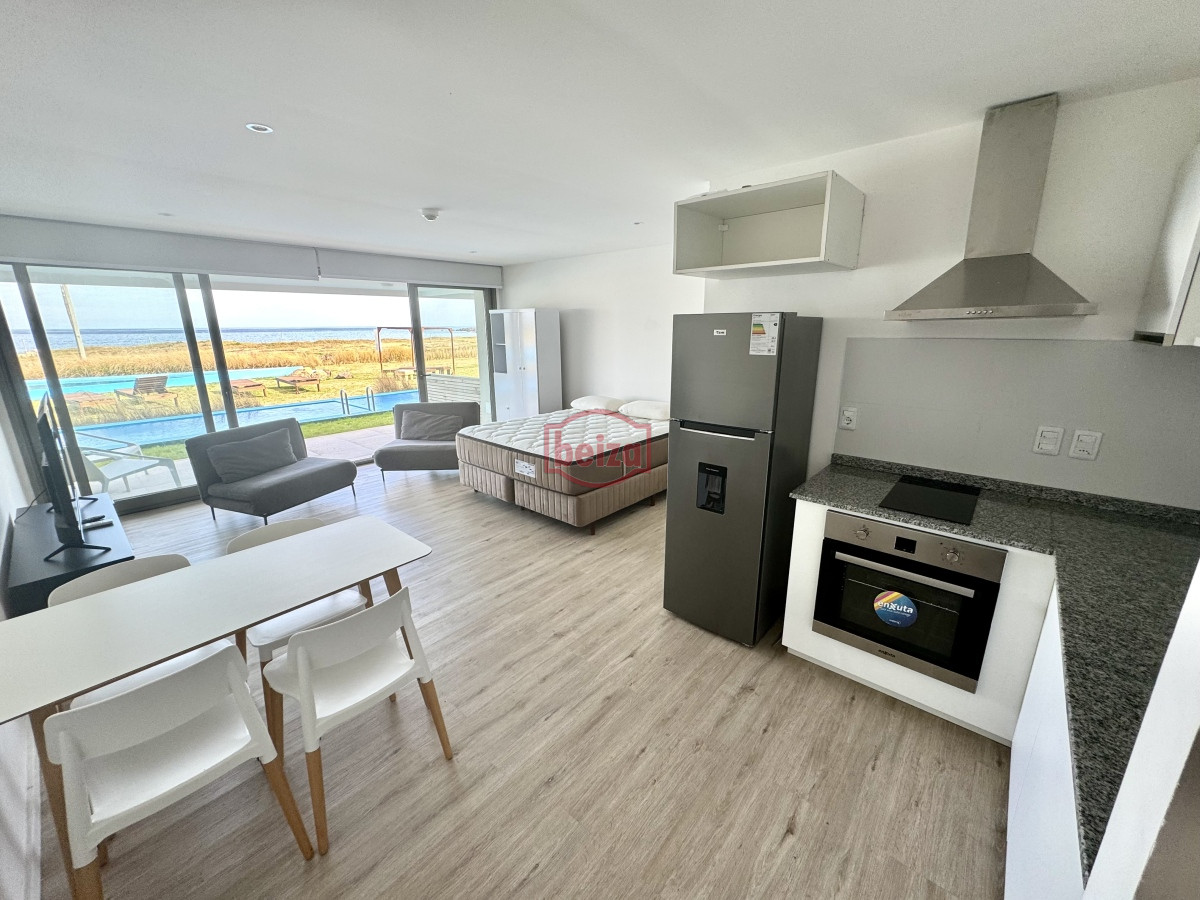 Apartamento ID.166382/VENTA-A-pasos-del-puerto--2-dormitorios-2-baños-con-garage - Excelente Monoambiente con piscina propia a pasos de la playa