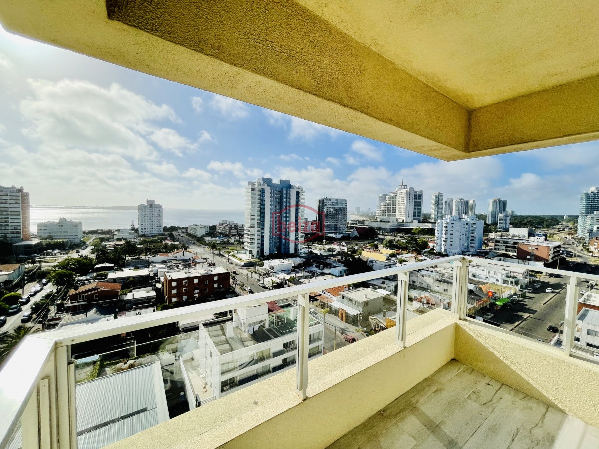 Apartamento ID.166379/Espectacular-departamento-en-Playa-Mansa-de-3-dormitorios-frente-al-mar! - Brava ,A una cuadra de la Brava  3 dormit