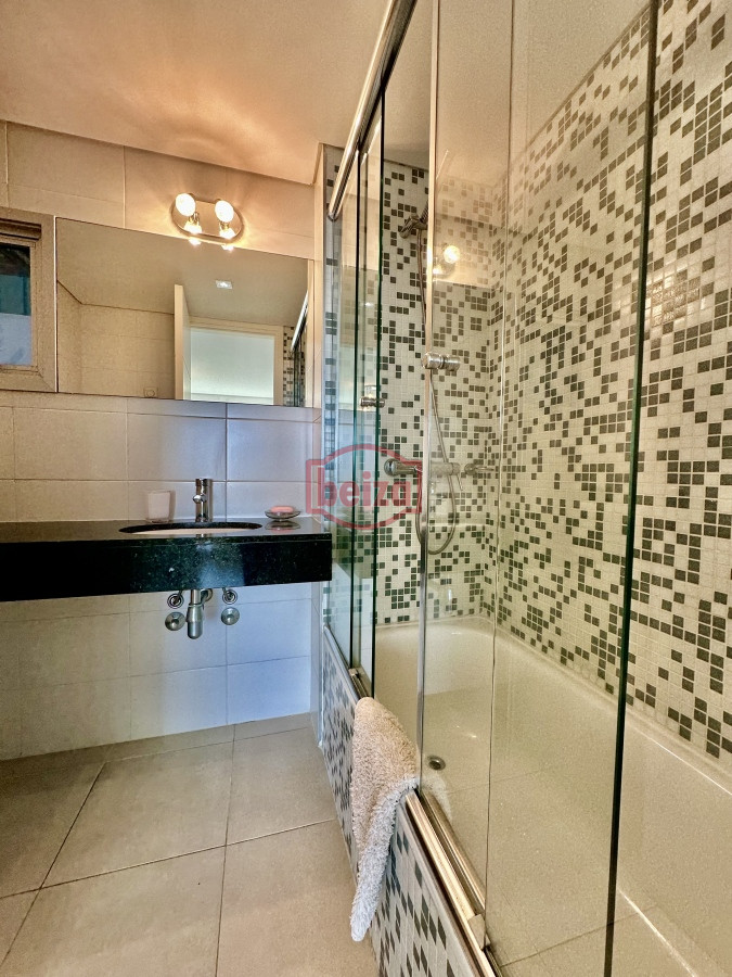 Apartamento ID.166399/Alquiler-de-apartamento-de-3-dormitorios-y-dependencia-en-Punta-del-Este - Excelente ubicacion , a 2 cuadras mar