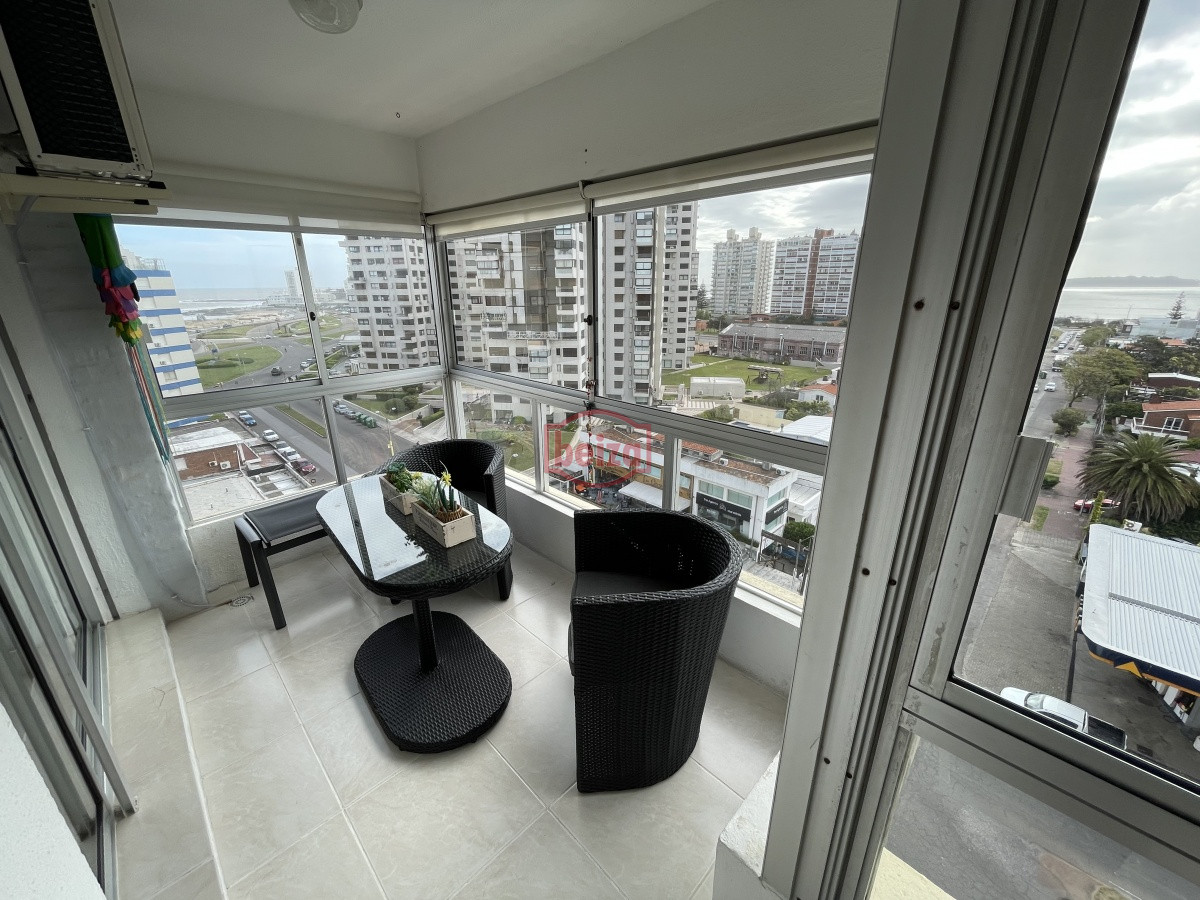 Apartamento ID.165973/Pent-House-en-Mansa,-3-dormitorios-y-parrillero - En alquiler apartamento de 3 dormitorios con amenities y vista a la isla y los dedos garage en subsuelo lavadero mucama piscina