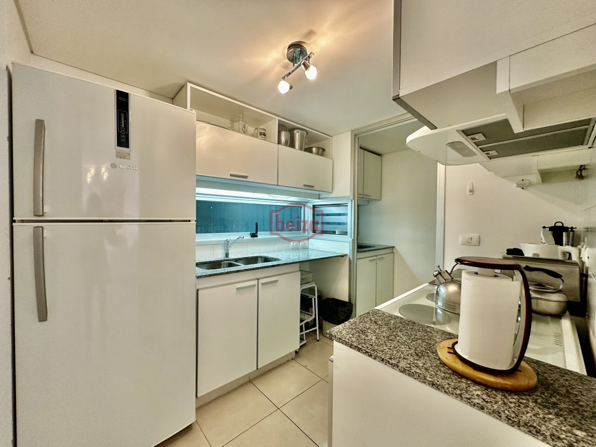 Apartamento ID.166399/Alquiler-de-apartamento-de-3-dormitorios-y-dependencia-en-Punta-del-Este - Excelente ubicacion , a 2 cuadras mar
