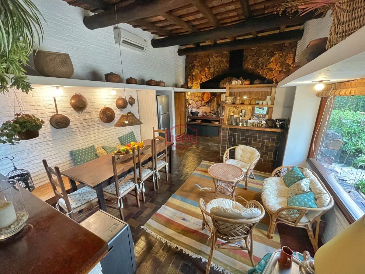 Casa ID.165951/Casa-en-alquiler-temporario-Playa-Mansa-4-dormitorios - Casa en Pinares, 3 dormitorios *