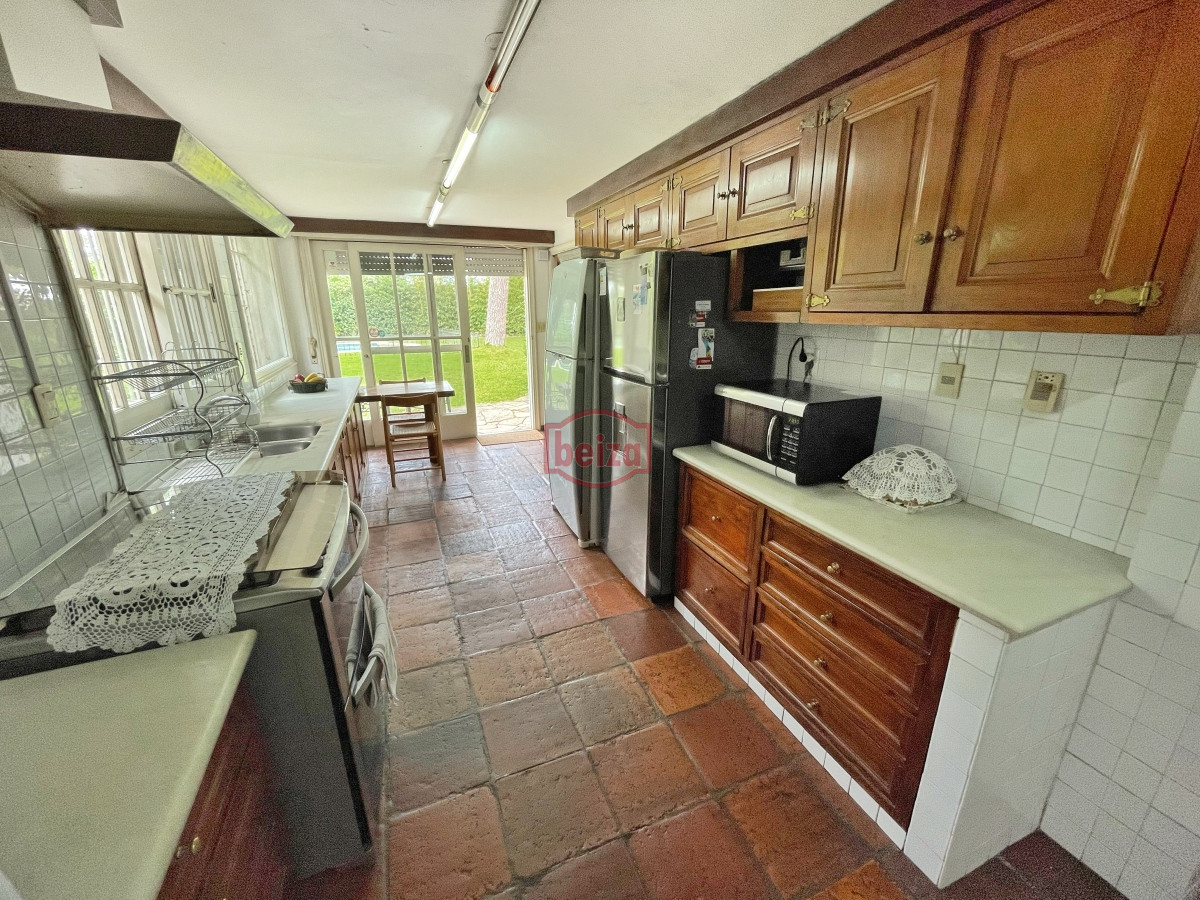 Casa ID.165978/Alquiler-temporario-de-Casa-4-DORMITORIOS-en-GOLF,-PUNTA-DEL-ESTE - Casa en Mansa, 4 dormitorios y dependencia, piscina, barbacoa. Alquiler de temporada