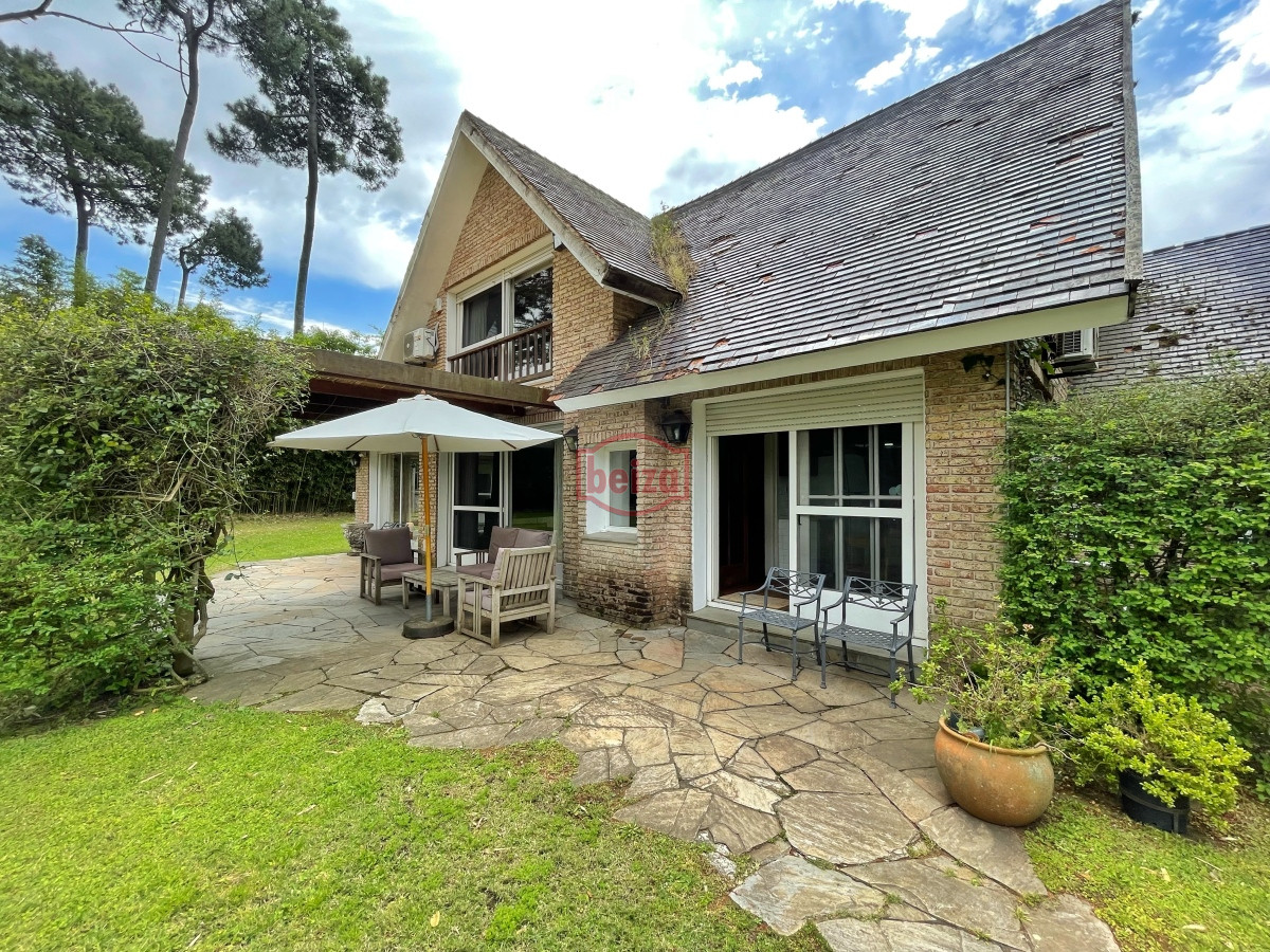Casa ID.165978/Alquiler-temporario-de-Casa-4-DORMITORIOS-en-GOLF,-PUNTA-DEL-ESTE - Casa en Mansa, 4 dormitorios y dependencia, piscina, barbacoa. Alquiler de temporada