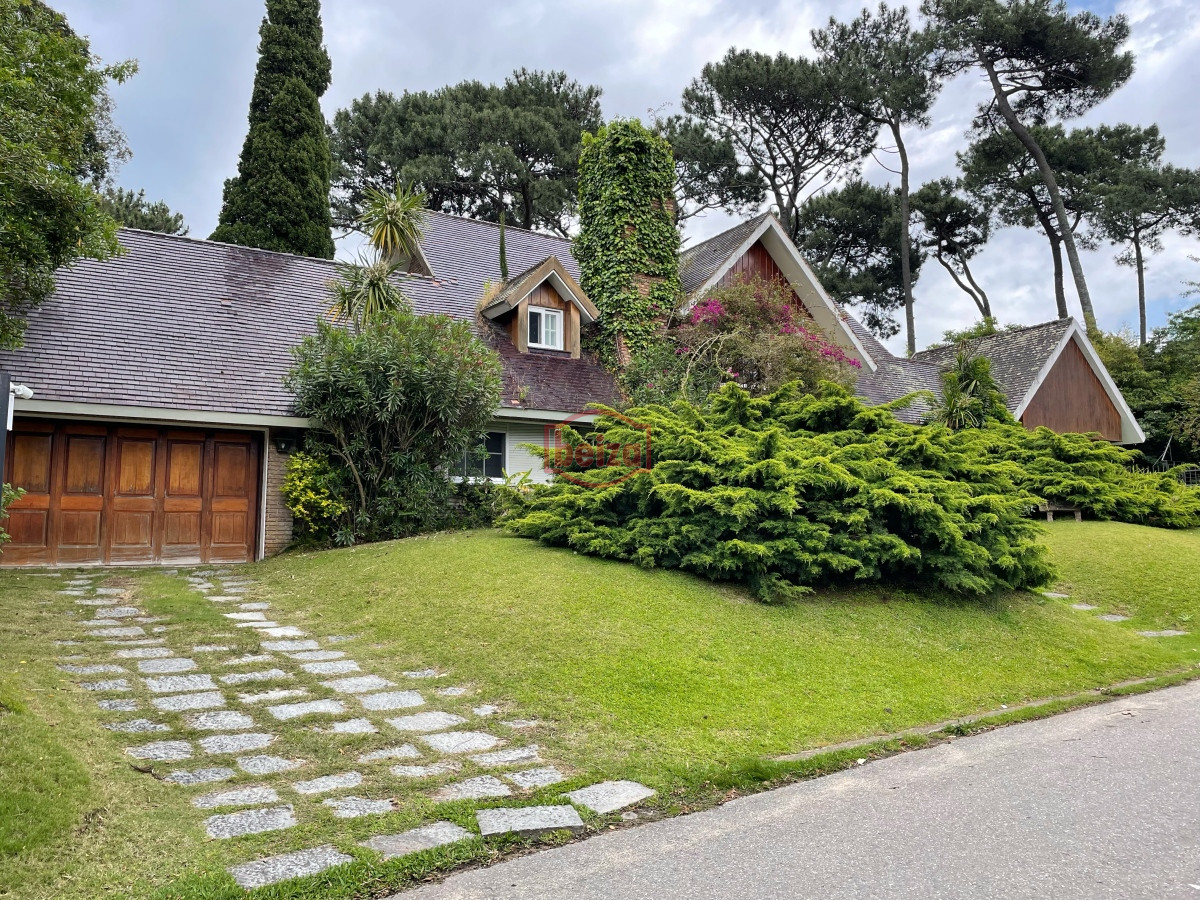 Casa ID.165978/Alquiler-temporario-de-Casa-4-DORMITORIOS-en-GOLF,-PUNTA-DEL-ESTE - Casa en Mansa, 4 dormitorios y dependencia, piscina, barbacoa. Alquiler de temporada