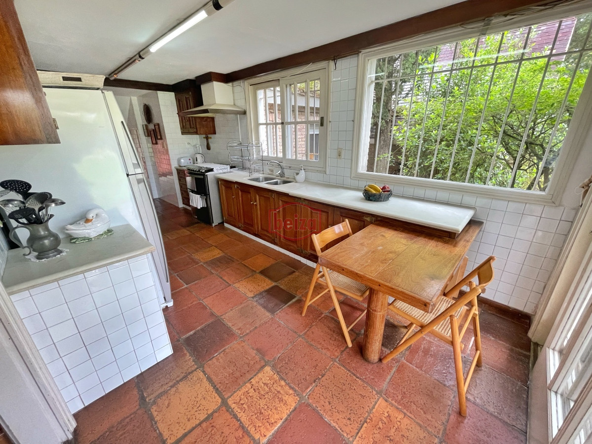 Casa ID.165978/Alquiler-temporario-de-Casa-4-DORMITORIOS-en-GOLF,-PUNTA-DEL-ESTE - Casa en Mansa, 4 dormitorios y dependencia, piscina, barbacoa. Alquiler de temporada