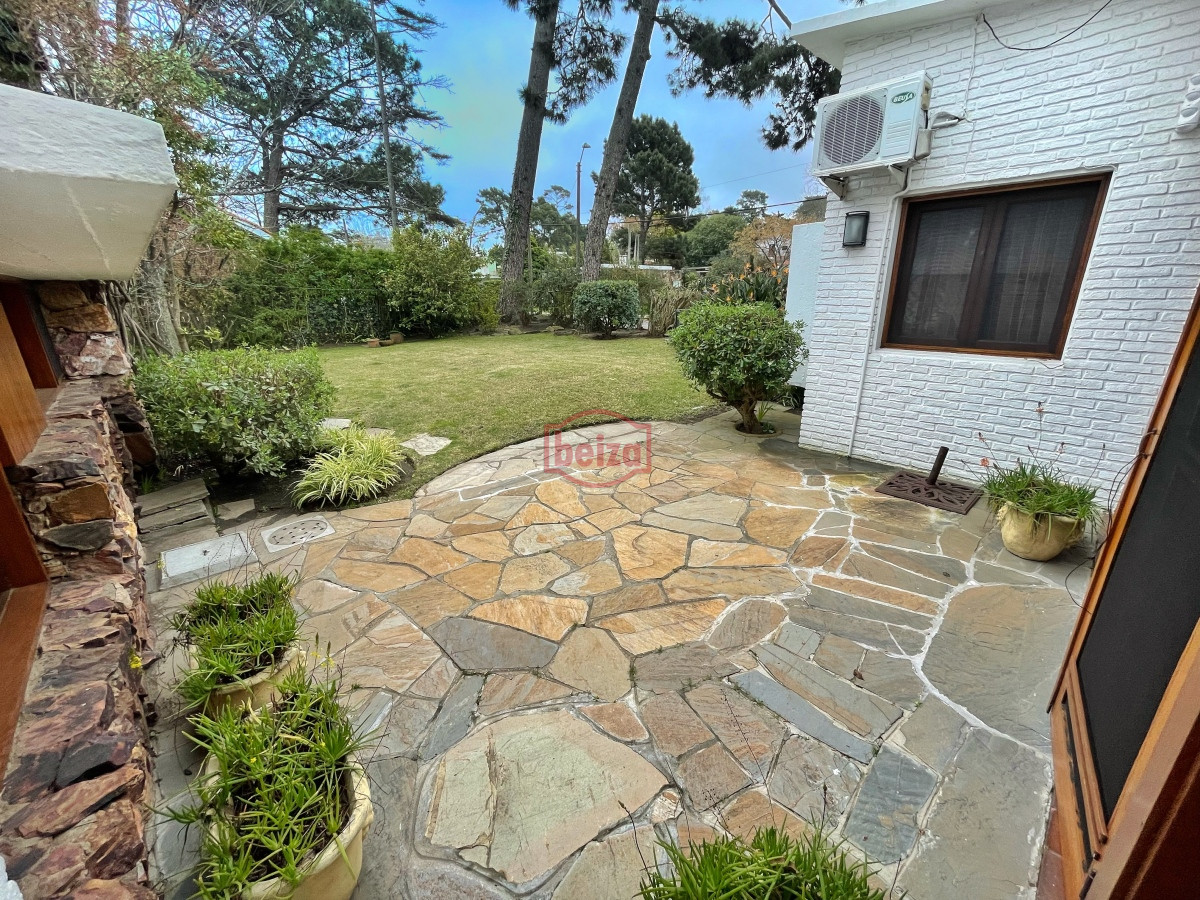 Casa ID.165951/Casa-en-alquiler-temporario-Playa-Mansa-4-dormitorios - Casa en Pinares, 3 dormitorios *