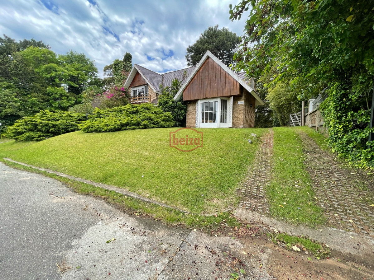 Casa ID.165978/Alquiler-temporario-de-Casa-4-DORMITORIOS-en-GOLF,-PUNTA-DEL-ESTE - Casa en Mansa, 4 dormitorios y dependencia, piscina, barbacoa. Alquiler de temporada