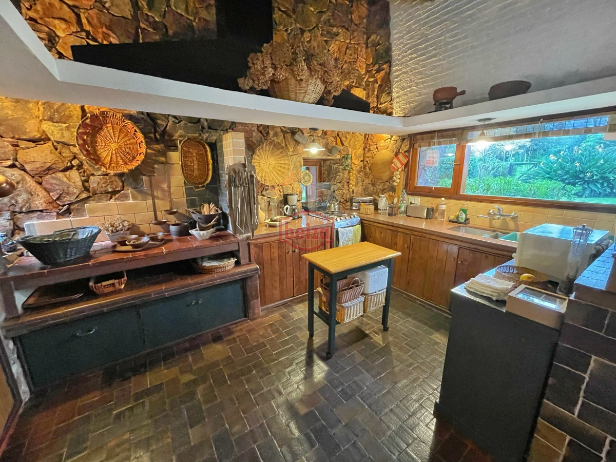 Casa ID.165951/Casa-en-alquiler-temporario-Playa-Mansa-4-dormitorios - Casa en Pinares, 3 dormitorios *